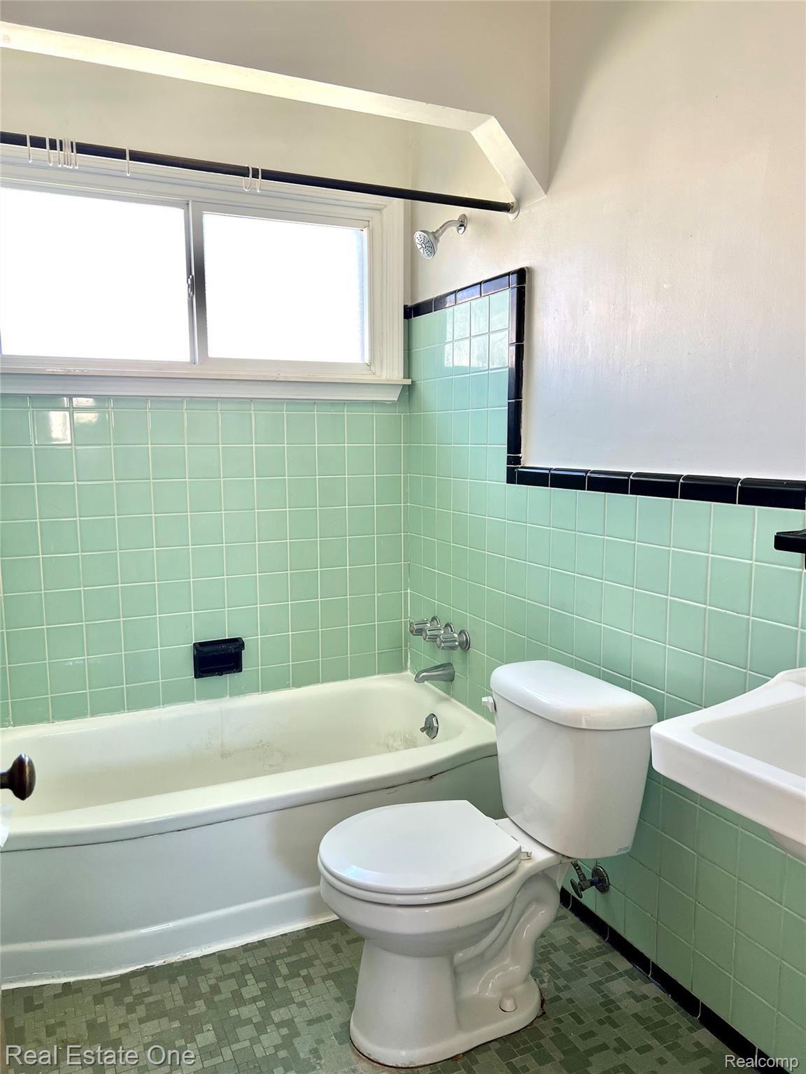2825 Normandy Road Royal Oak, MI 48073 - Photo 13 of 18 IMG_3788.jpg