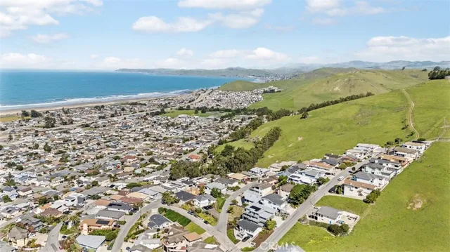 $1,095,000 | 2637 Laurel Avenue, Morro Bay, CA 93442