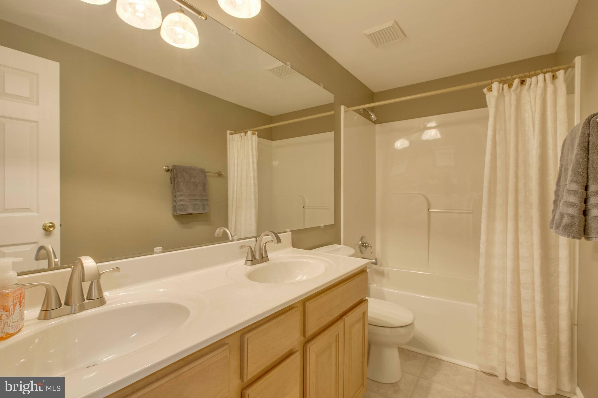 145 Peyton Road Sterling, VA 20165 - Photo 43 of 54 Upper hall bath