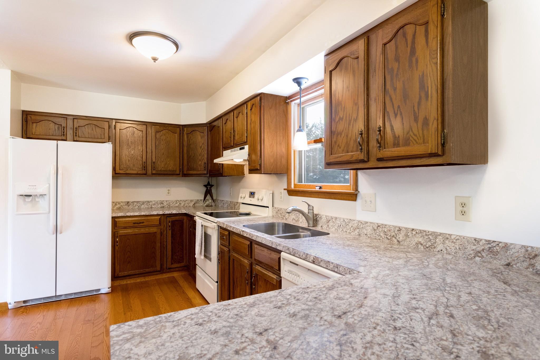 AMPLE COUNTER SPACE