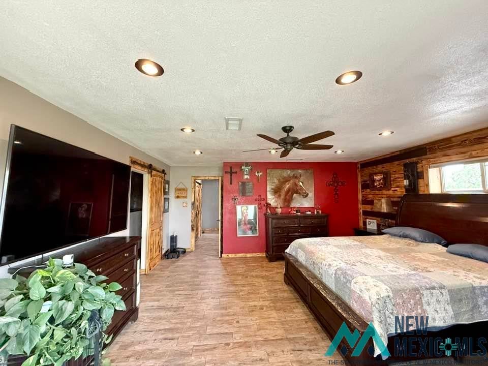5404 Sioux Road Carlsbad, NM 88220 - Photo 52 of 100 Spacious room featuring wood-finish flooring and recessed ceiling lighting