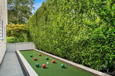 $3,645,000 | 10910 Northeast 18th Place, Bellevue, WA 98004