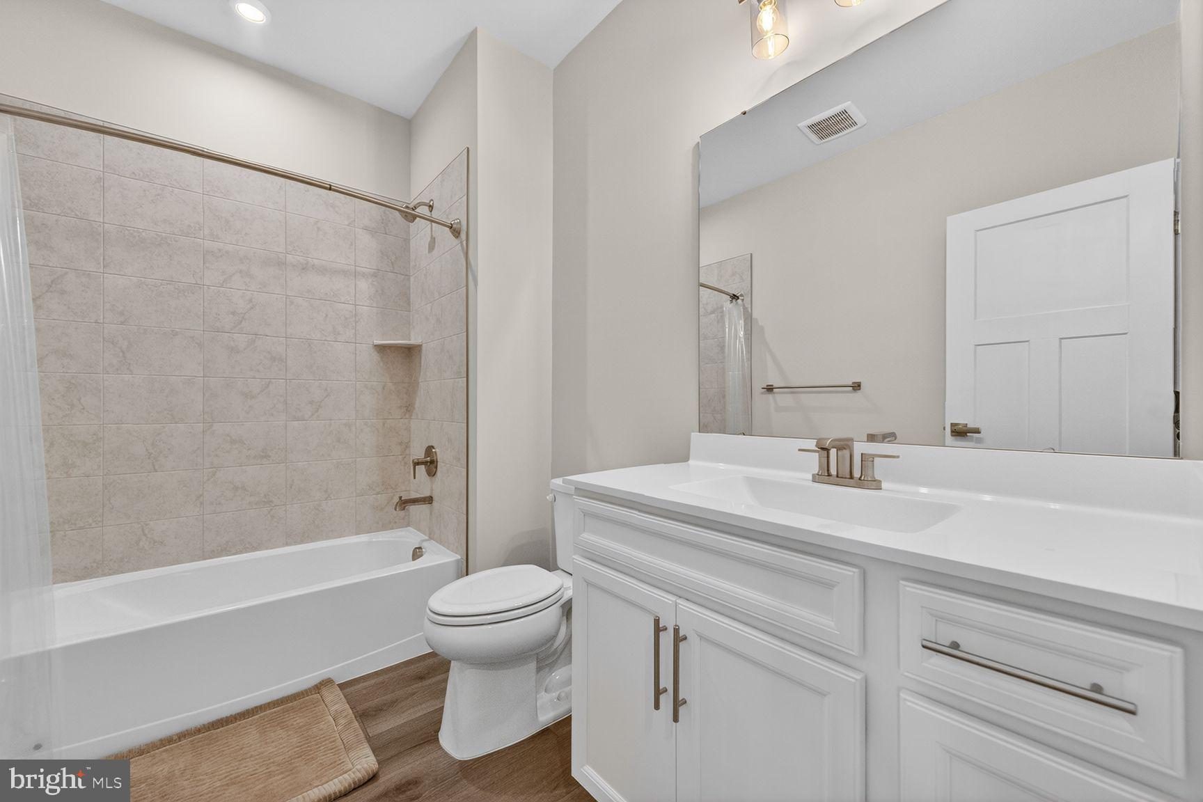 42548 Invergordon Terrace Sterling, VA 20166 - Photo 26 of 30 Upper Level Bath