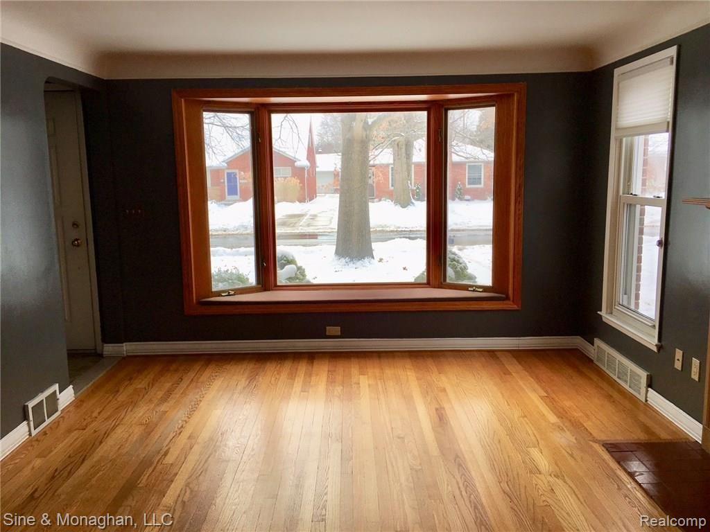 21253 Littlestone Road Harper Woods, MI 48225 - Photo 4 of 24 4.jpg
