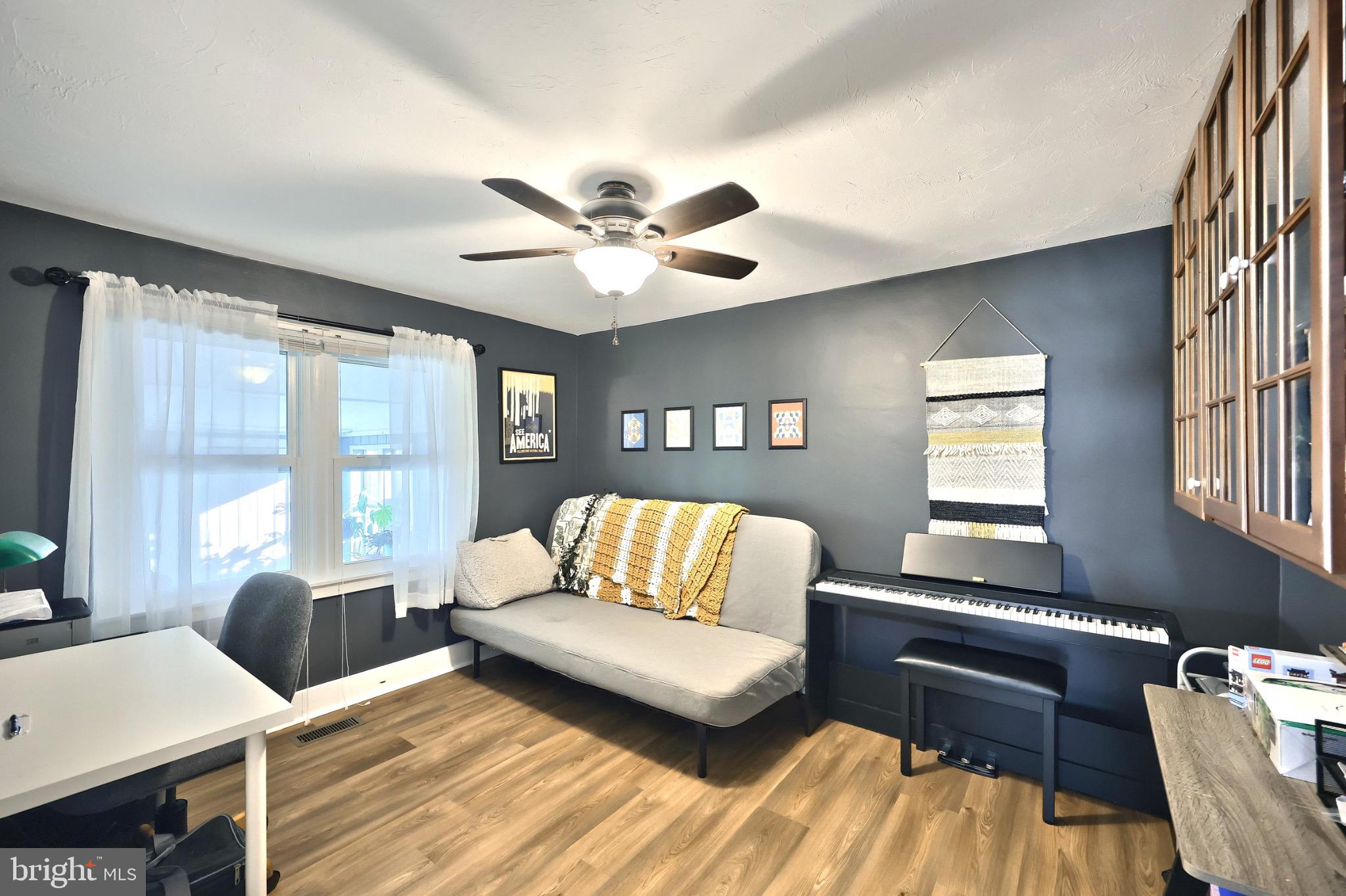 34 Redding Lane Gettysburg, PA 17325 - Photo 24 of 40 a living room with furniture and a window