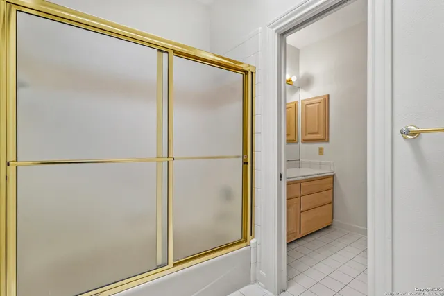 a en suite bathroom with a sink and a mirror