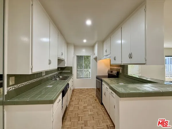 $2,650 | 5320 Zelzah Avenue, Unit 314, Encino, CA 91316