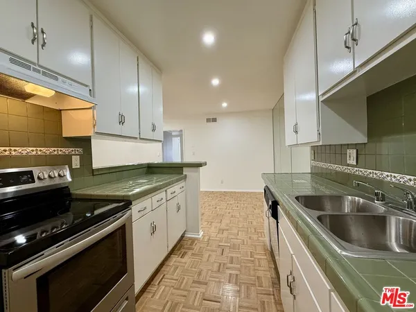 $2,650 | 5320 Zelzah Avenue, Unit 314, Encino, CA 91316