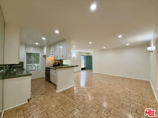 $2,650 | 5320 Zelzah Avenue, Unit 314, Encino, CA 91316