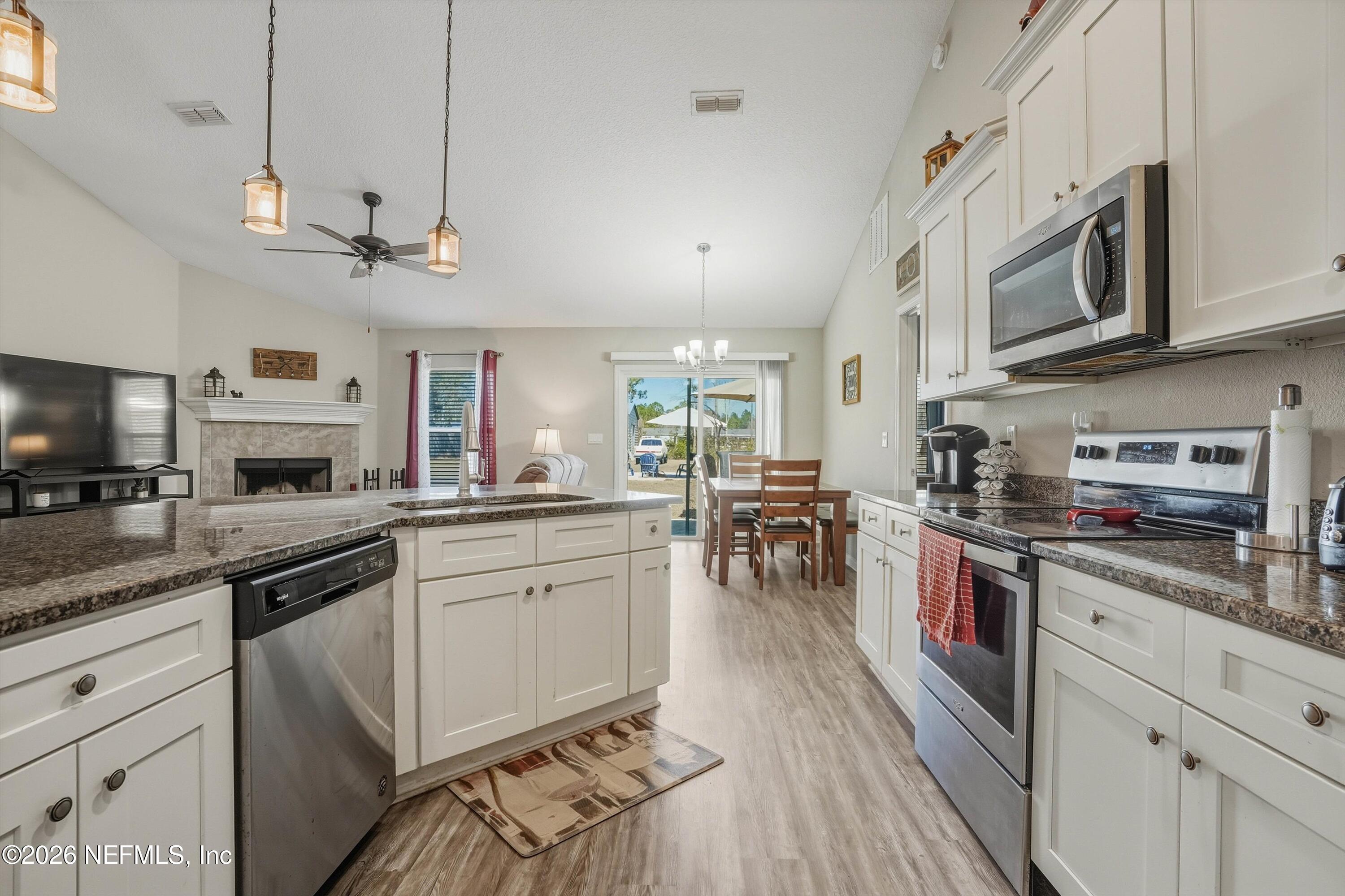 4922 Barley Street Middleburg, FL 32068 - Photo 10 of 36 09-Kitchen