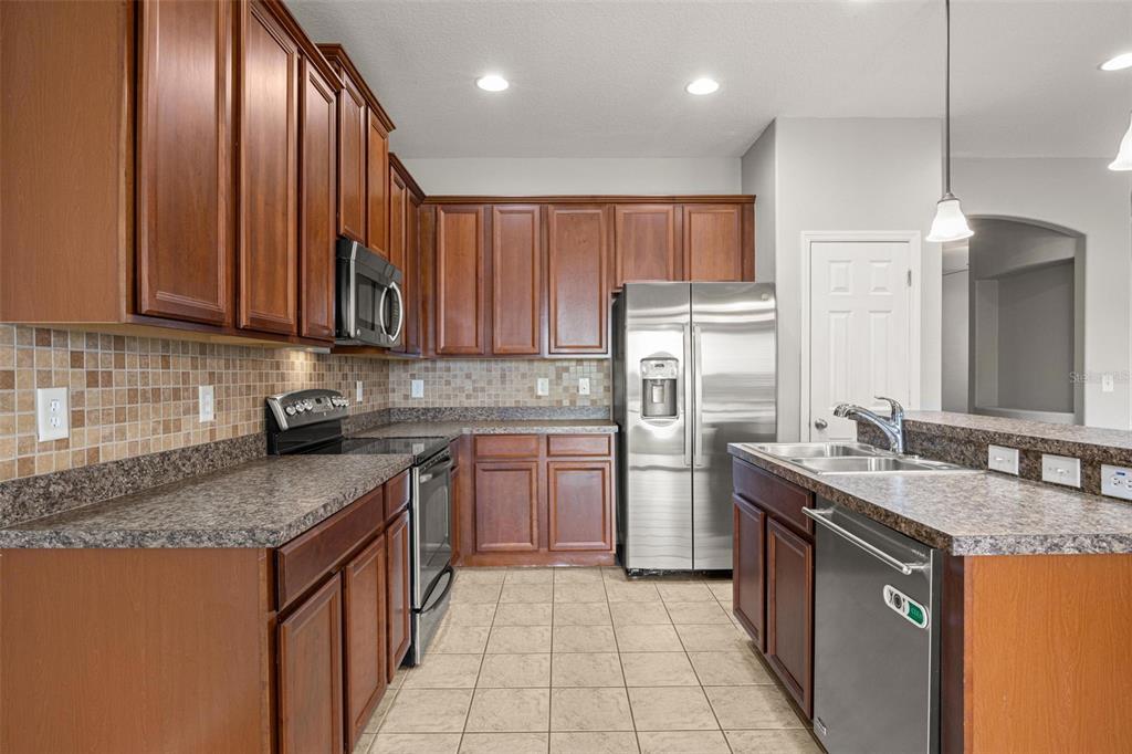 10284 Newminster Loop Ruskin, FL 33573 - Photo 17 of 72