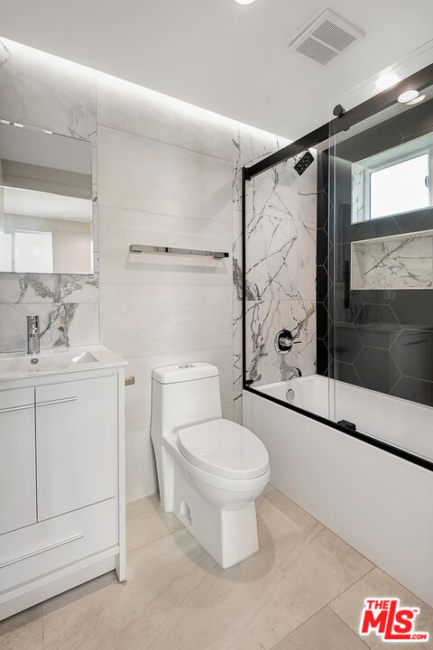 5464 Geer Street Los Angeles, CA 90016 - Photo 12 of 21 a bathroom with a sink toilet and shower