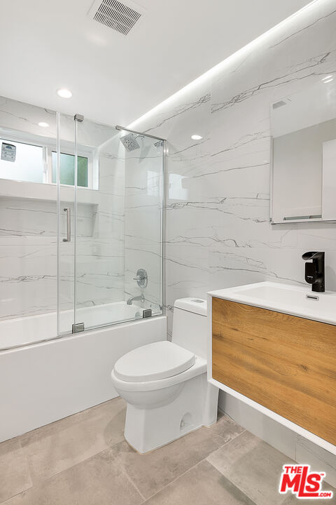 5464 Geer Street Los Angeles, CA 90016 - Photo 14 of 21 a bathroom with a toilet a sink and bathtub