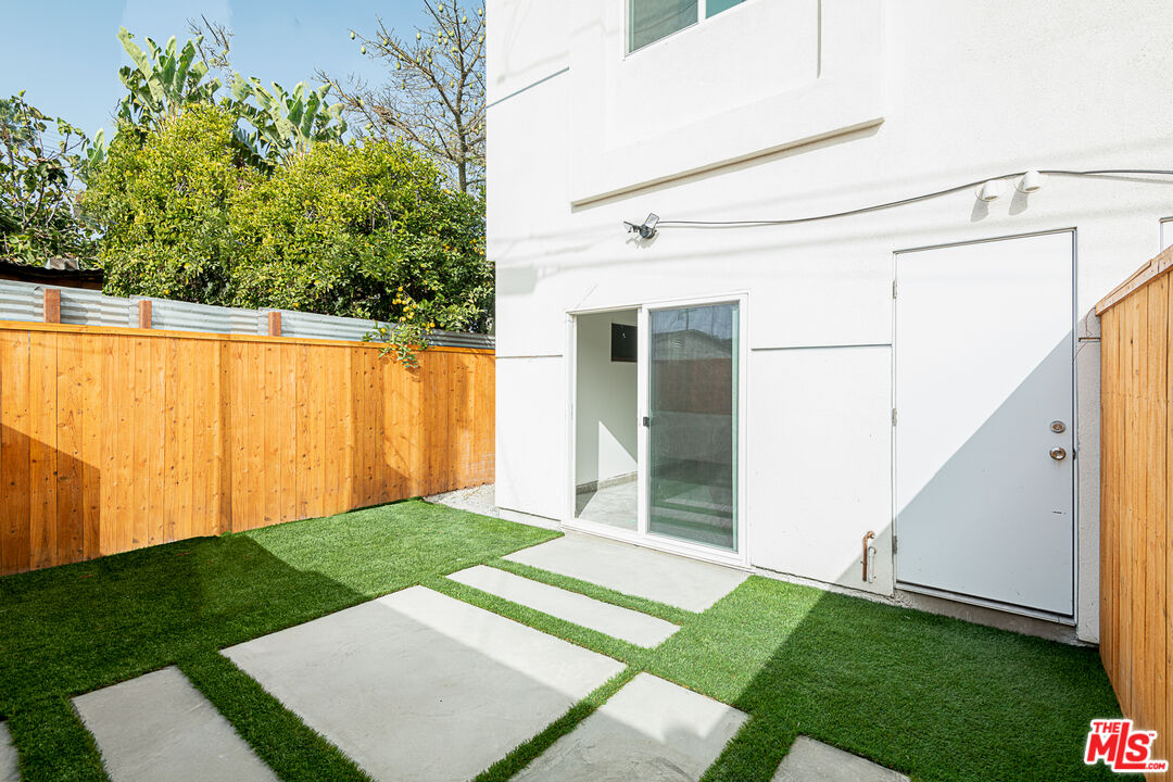 5464 Geer Street Los Angeles, CA 90016 - Photo 18 of 21 a view of a backyard with plants