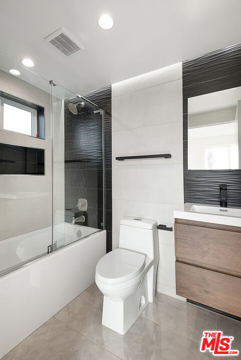 5464 Geer Street Los Angeles, CA 90016 - Photo 10 of 21 a bathroom with a toilet a sink and a bathtub