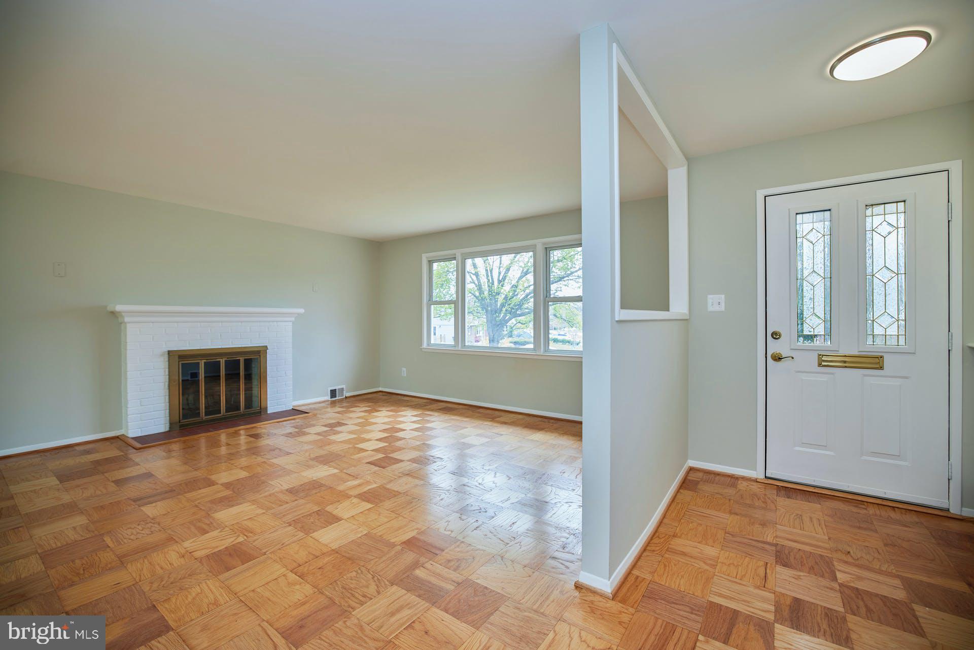 5401 Charlottesville Road Springfield, VA 22151 - Photo 5 of 34 Foyer and living room