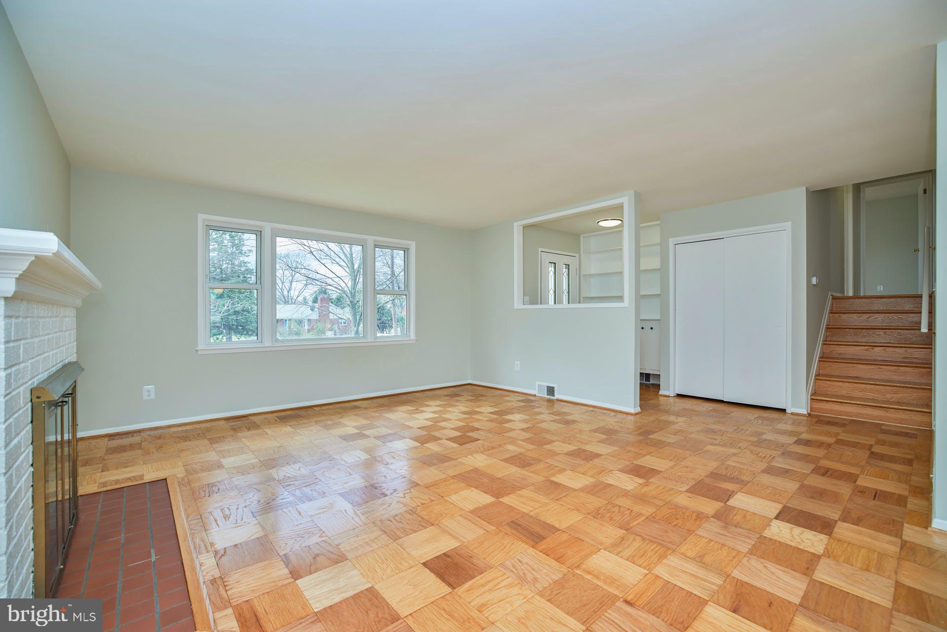 5401 Charlottesville Road Springfield, VA 22151 - Photo 7 of 34 Living room
