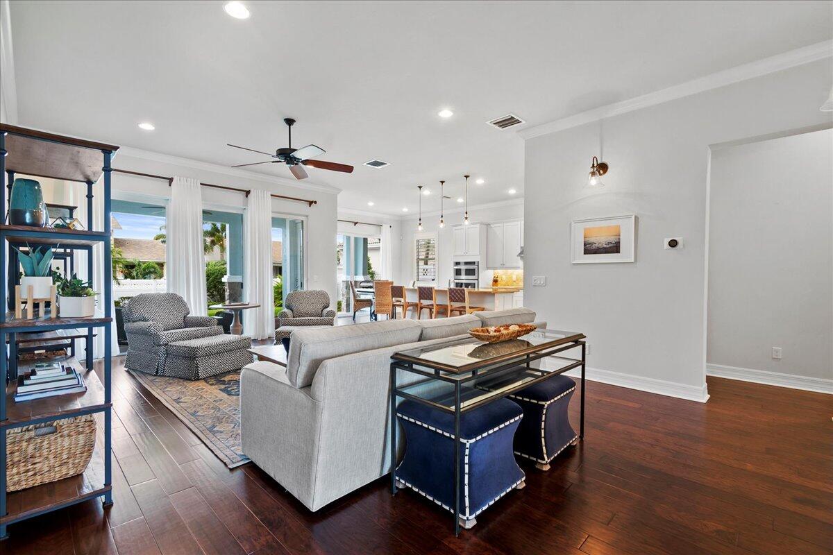 1358 Community Drive Jupiter, FL 33458 - Photo 8 of 40 08-LUX3358