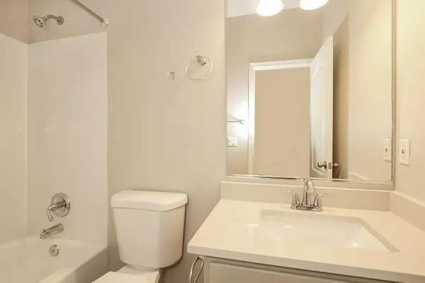 $2,340 | 8713 North 58th Lane, Glendale, AZ 85302