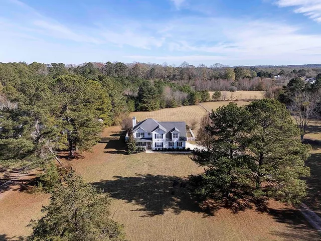 a view of a houses with a yard