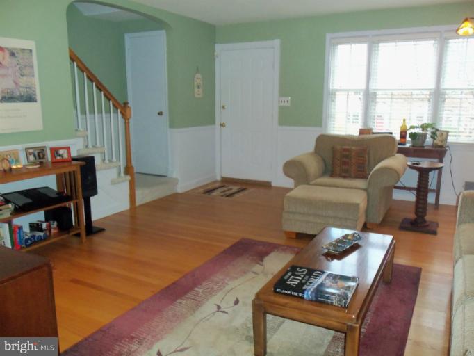 7114 Heathfield Road Baltimore, MD 21212 - Photo 17 of 30 Living Room