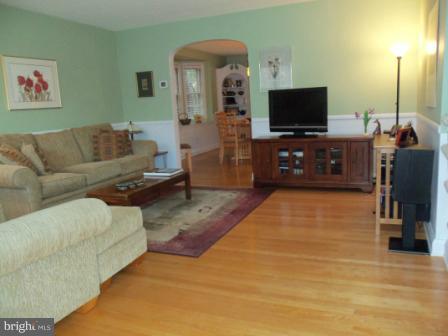 7114 Heathfield Road Baltimore, MD 21212 - Photo 28 of 30 Living Room