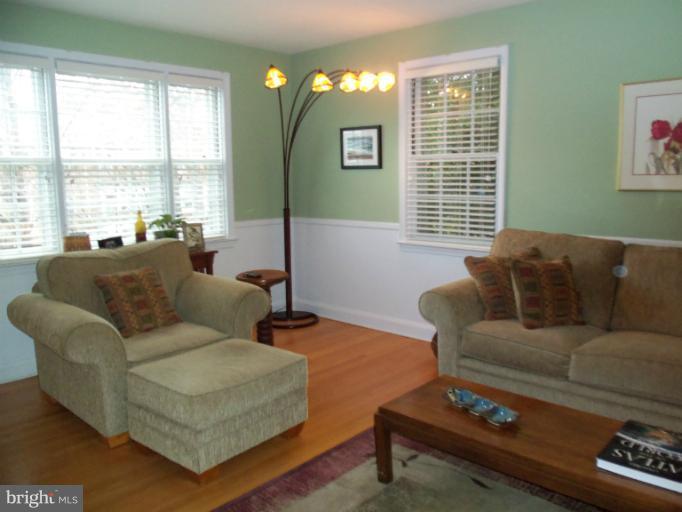 7114 Heathfield Road Baltimore, MD 21212 - Photo 5 of 30 Living Room