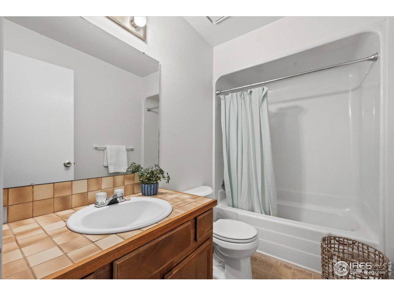 4323 9th St Road, Unit 20 Greeley, CO 80634 - Photo 16 of 21 Upstairs Full Bath