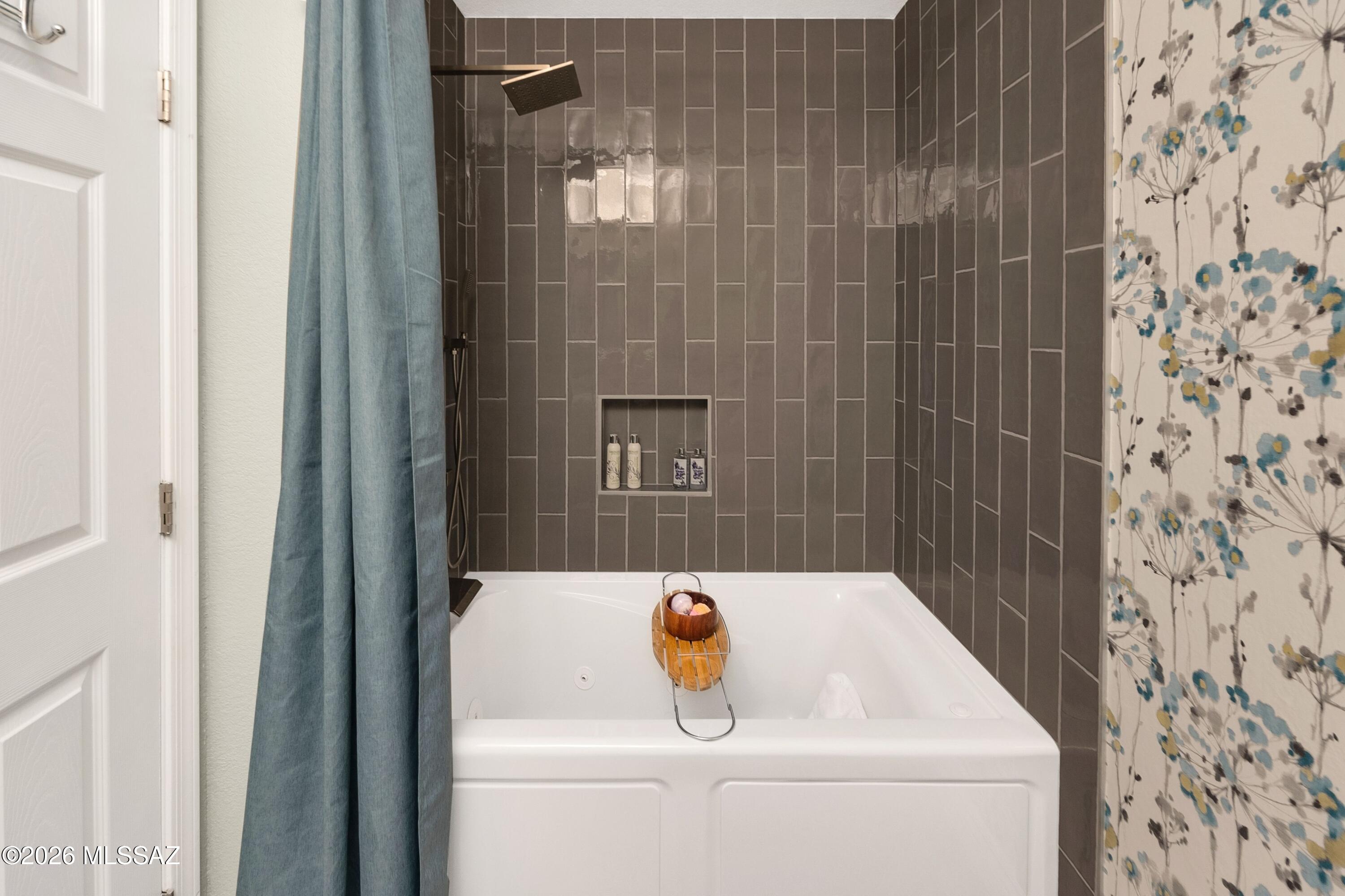 36925 South Ridgeview Boulevard Tucson, AZ 85739 - Photo 23 of 50 Guest Bath has jetted tub