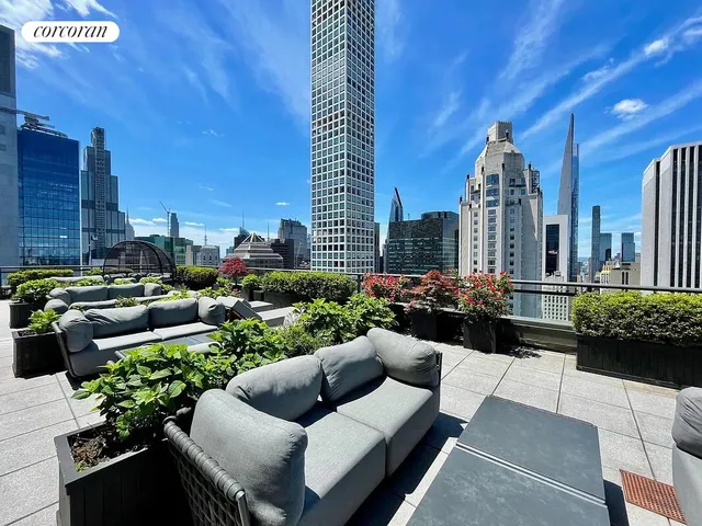 $1,150,000 | 117 East 57th Street, Unit 32G | Midtown East