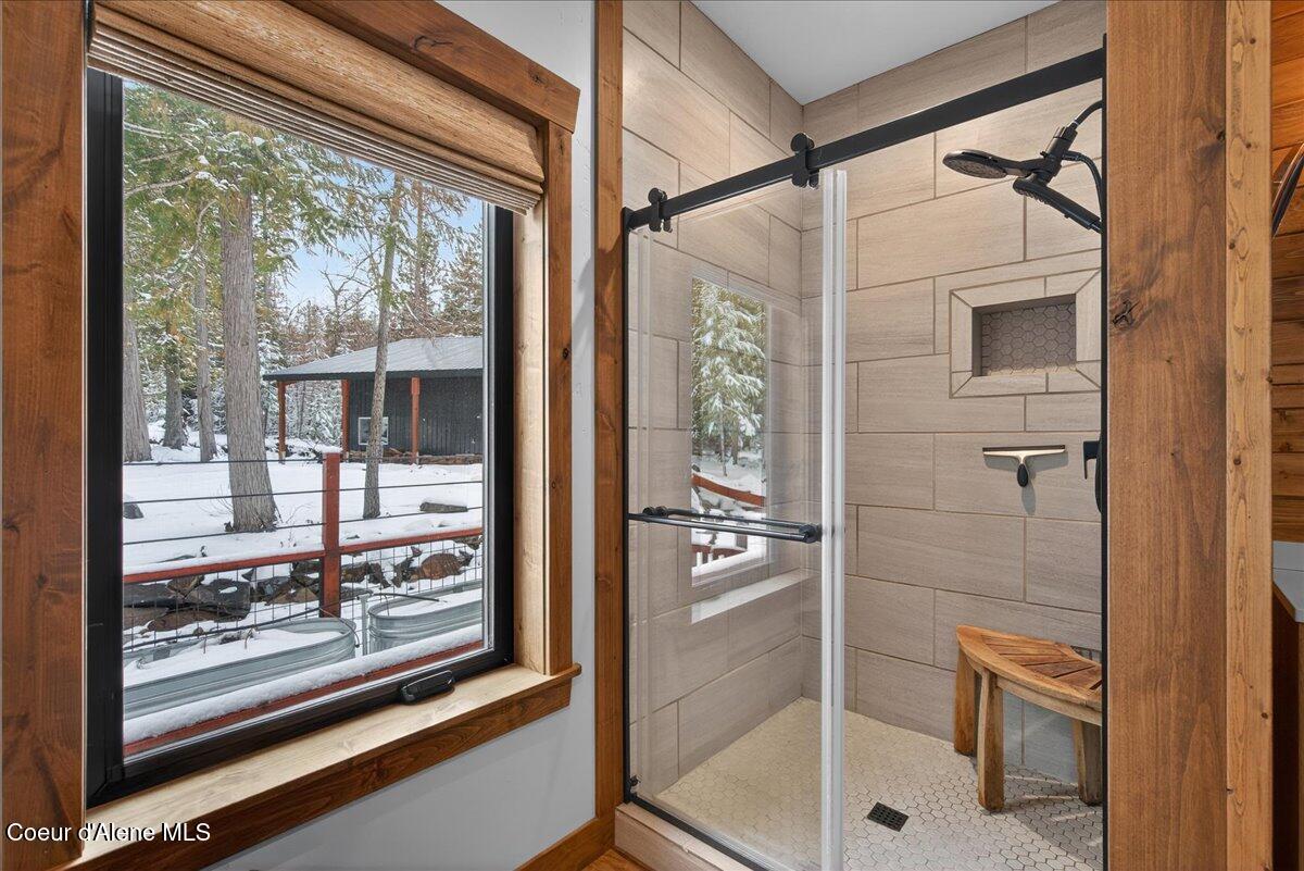 505 Chippewa Trail Sagle, ID 83860 - Photo 33 of 57 33-Primary Bathroom