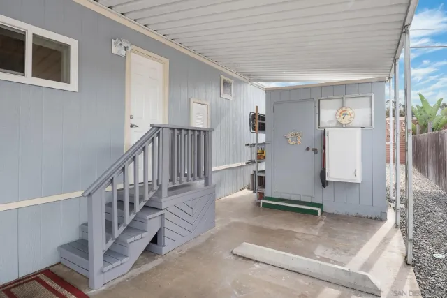 a view of a livingroom with washer and dryer