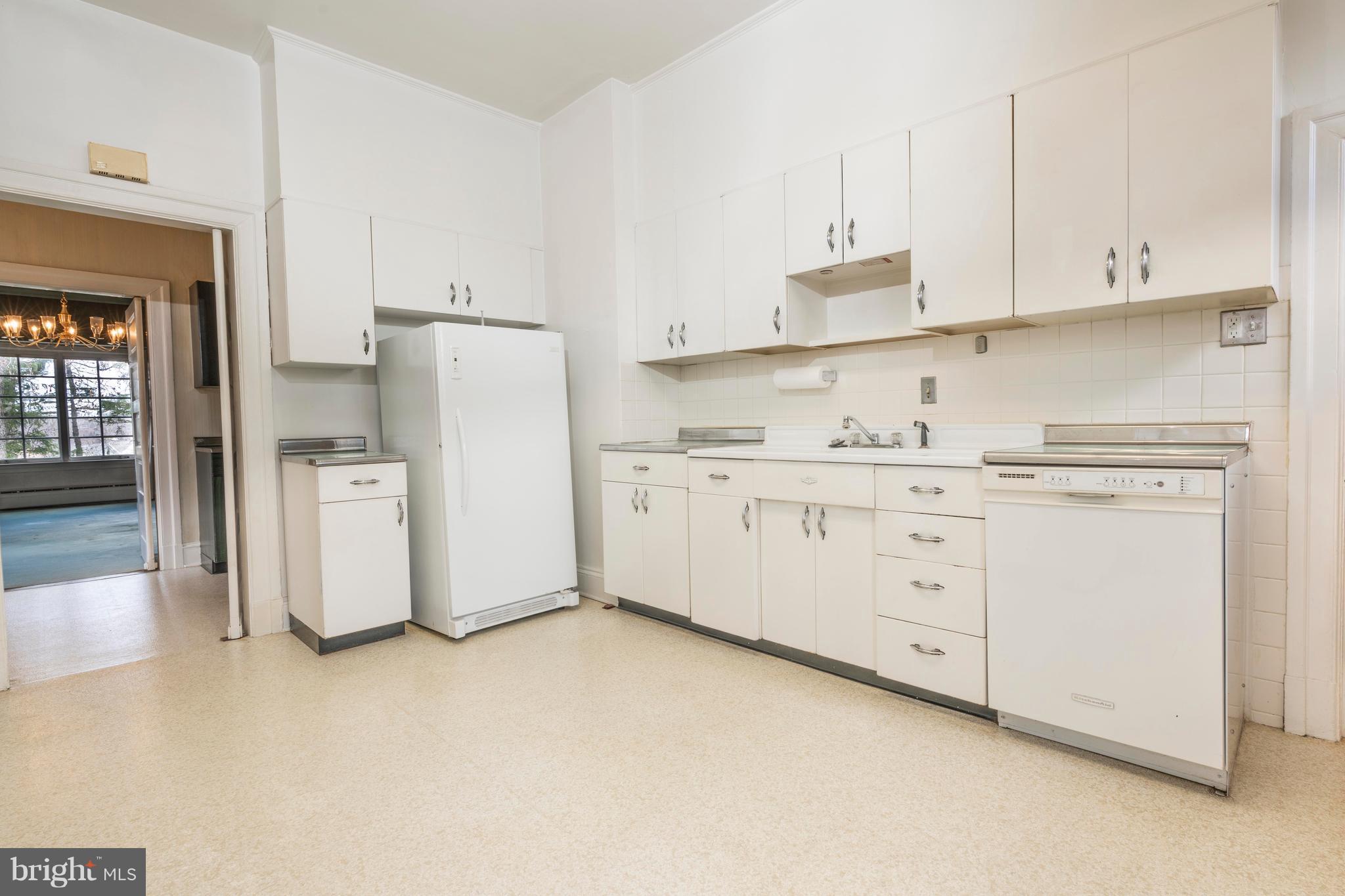 4005 Old Court Road Baltimore, MD 21208 - Photo 3 of 26 Bright kitchen