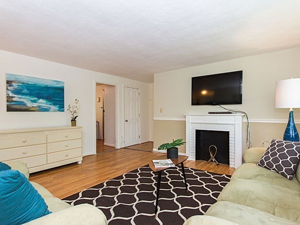 12 Bryon Road, Unit 5 Chestnut Hill, MA 02467 - Photo 2 of 9