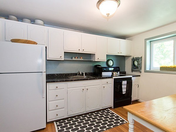 12 Bryon Road, Unit 5 Chestnut Hill, MA 02467 - Photo 3 of 9
