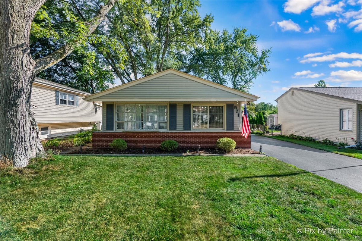 571 Lowden Avenue Glen Ellyn, IL 60137 - Photo 1 of 30 a view of a house with a yard and sitting area