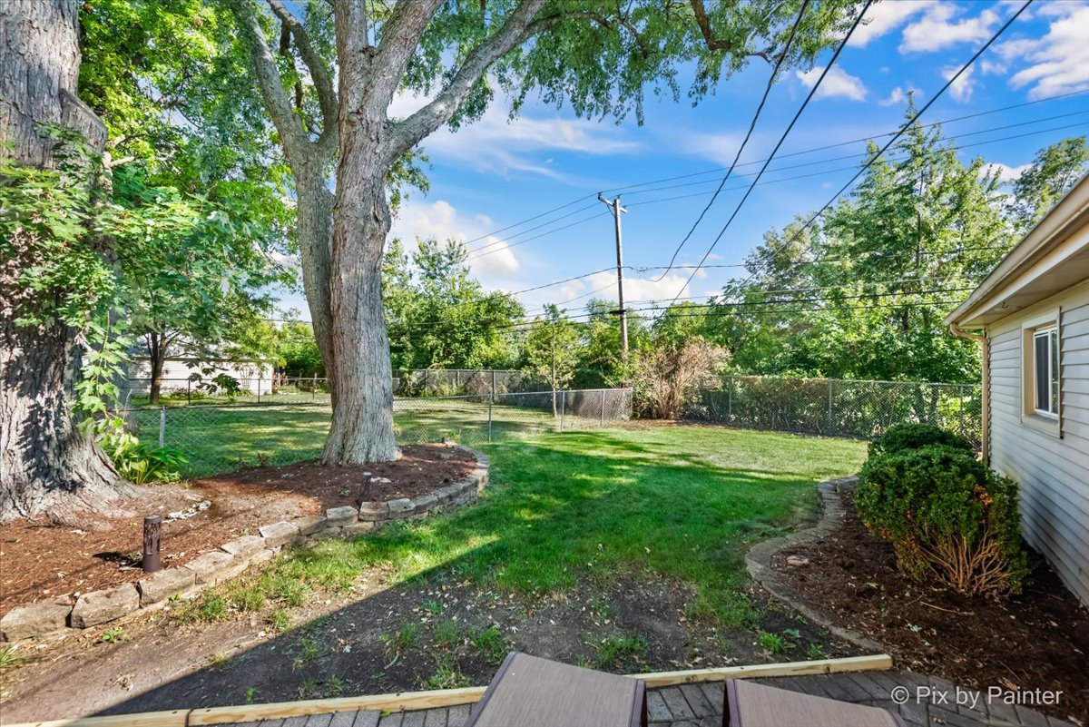 571 Lowden Avenue Glen Ellyn, IL 60137 - Photo 11 of 30 a view of a backyard with a garden