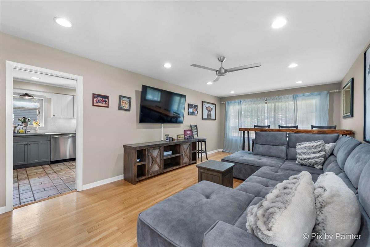 571 Lowden Avenue Glen Ellyn, IL 60137 - Photo 18 of 30 a living room with furniture and a flat screen tv