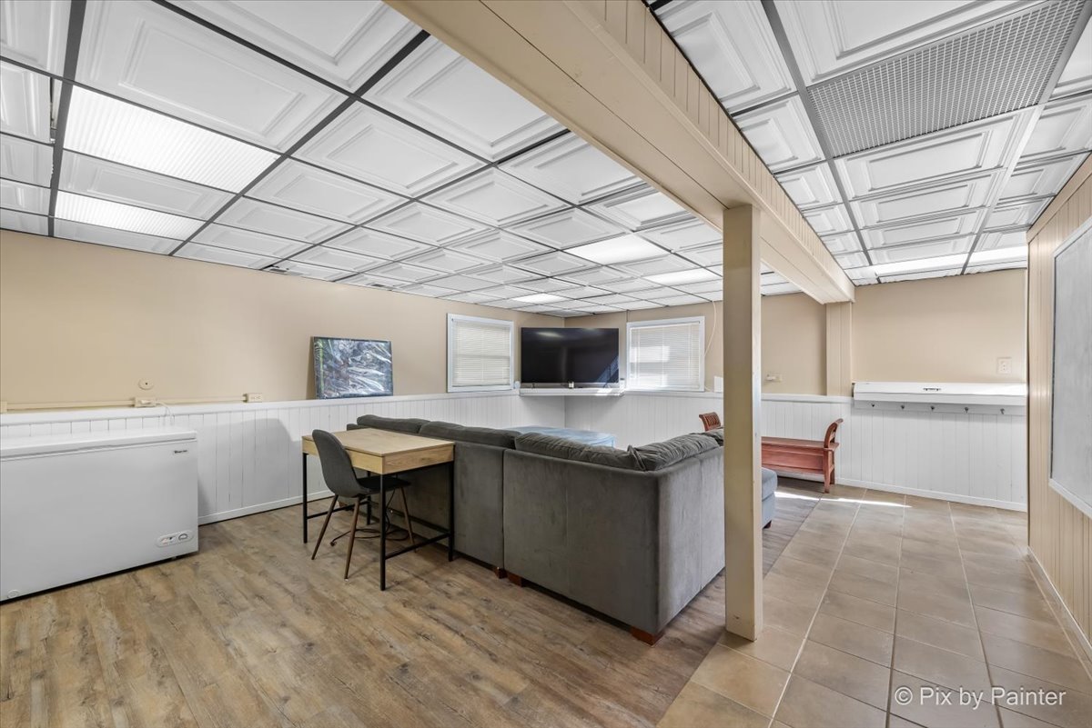 571 Lowden Avenue Glen Ellyn, IL 60137 - Photo 25 of 30 a kitchen with a sink and cabinets