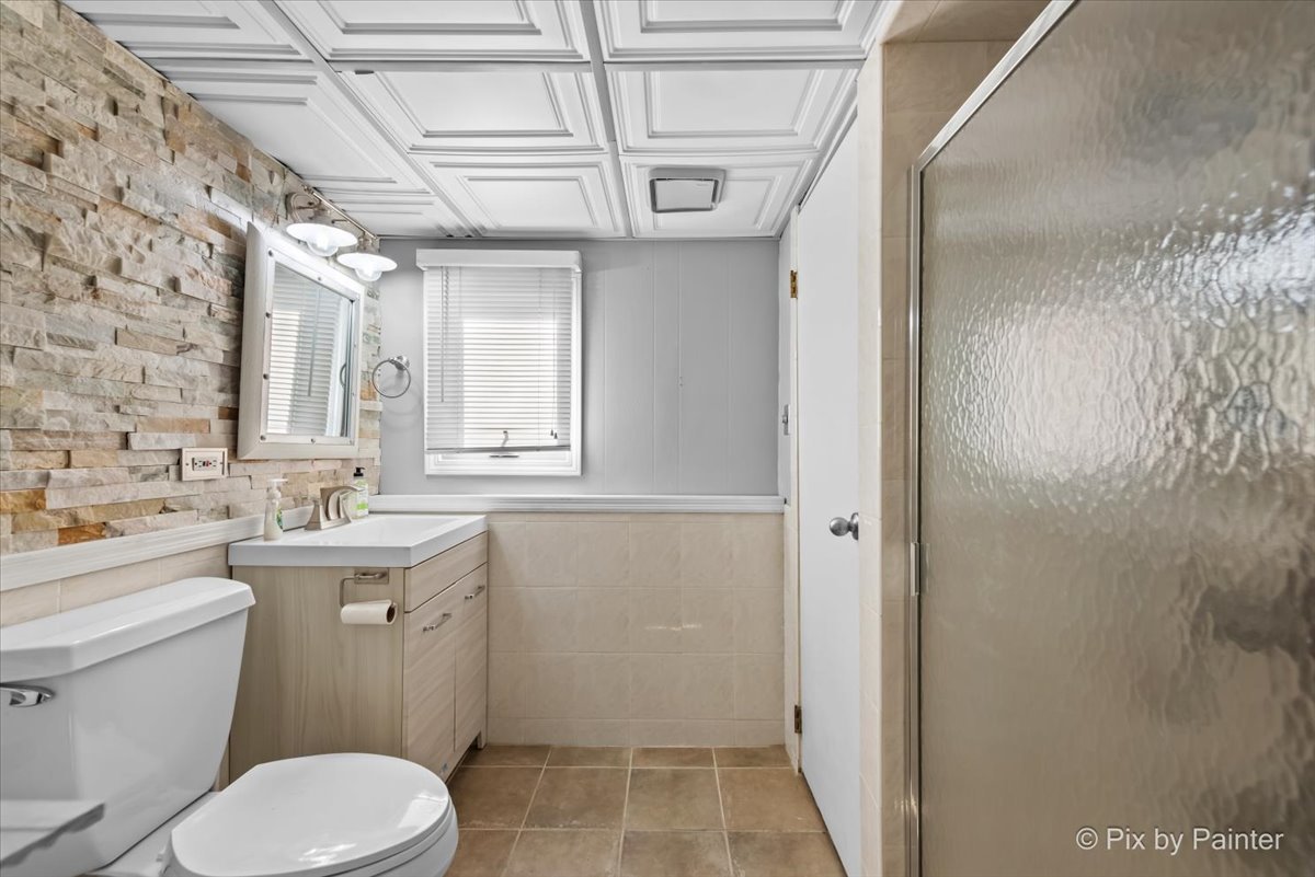 571 Lowden Avenue Glen Ellyn, IL 60137 - Photo 29 of 30 a bathroom with a sink toilet and shower