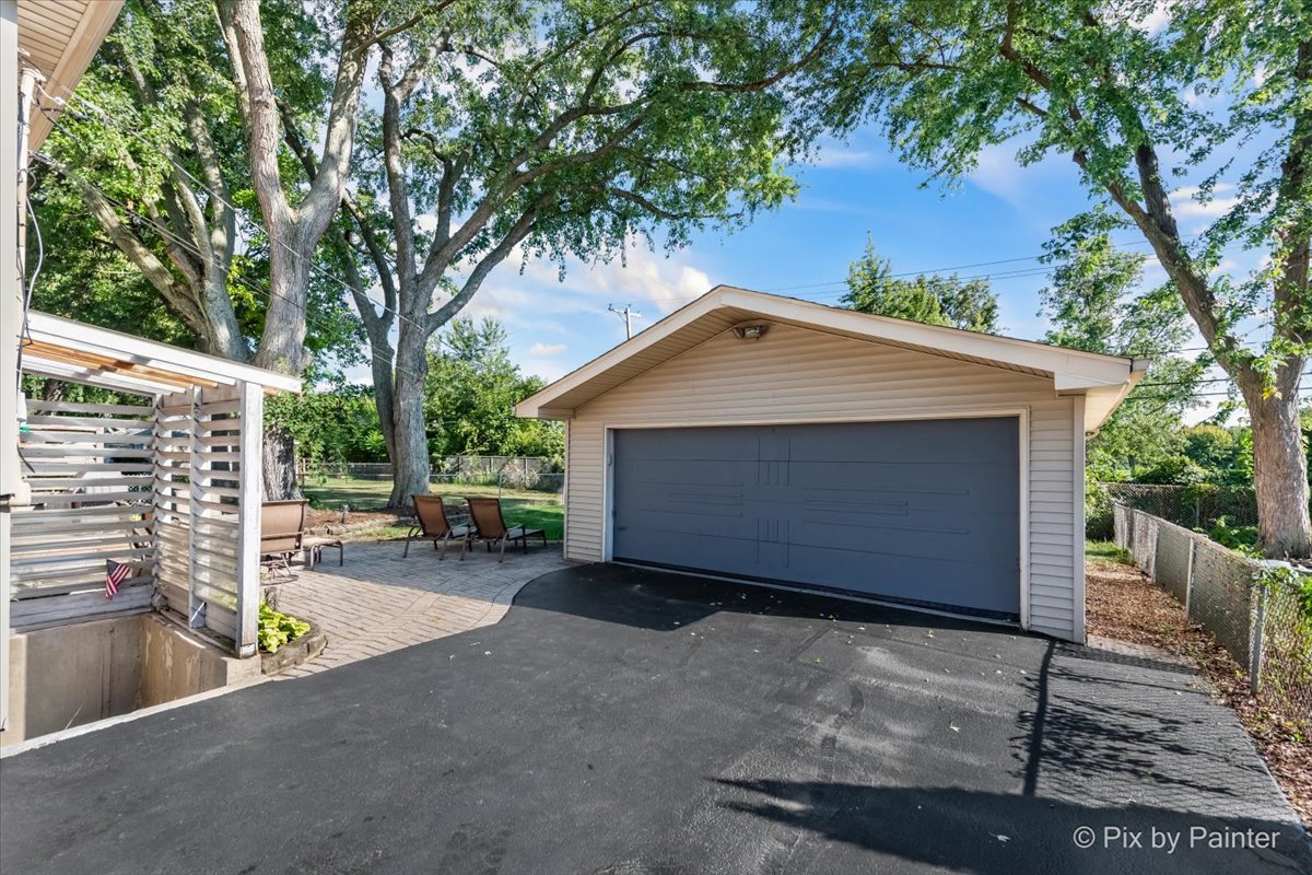 571 Lowden Avenue Glen Ellyn, IL 60137 - Photo 6 of 30 a view of a house with a garage