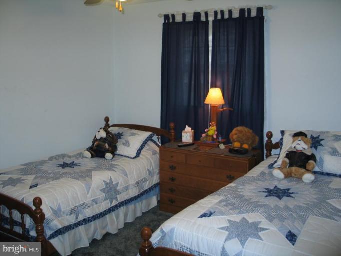 1007 Loxford Terrace Silver Spring, MD 20901 - Photo 5 of 15 a bedroom with bed and window