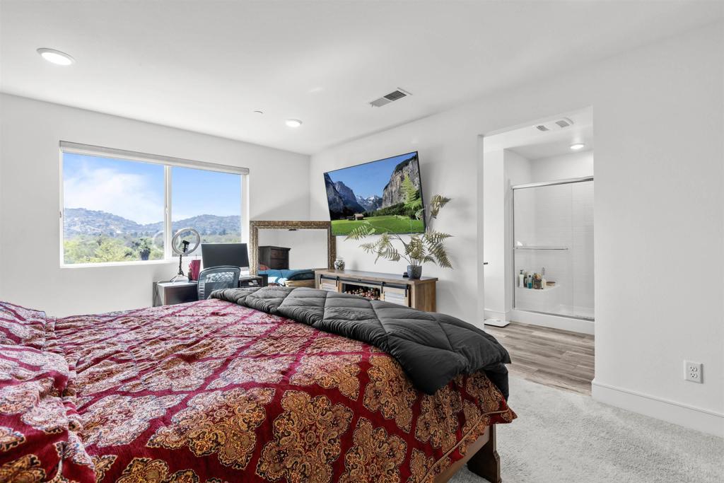 35076 Hacienda Heights Fallbrook, CA 92028 - Photo 19 of 32 a bedroom with a bed and a flat screen tv