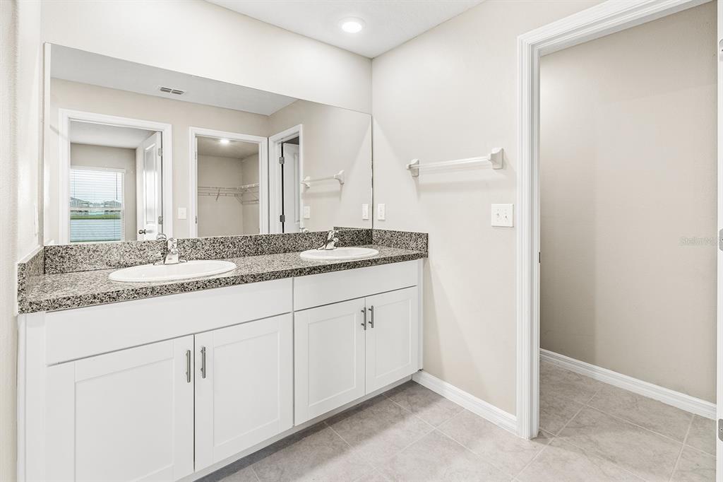 9827 Lemon Drop Loop Ruskin, FL 33573 - Photo 10 of 30 Gallery Image 10