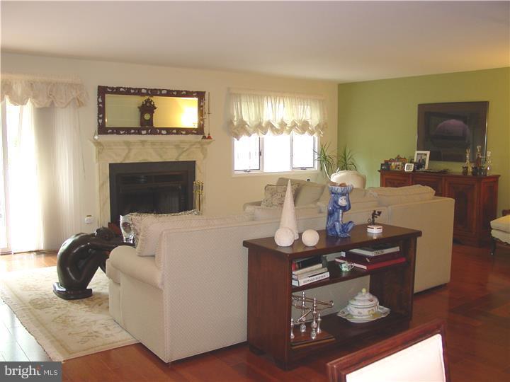 19 Hanover Court Princeton, NJ 08540 - Photo 7 of 25 Living Room