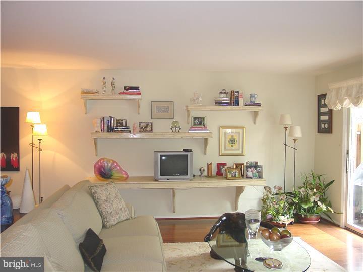 19 Hanover Court Princeton, NJ 08540 - Photo 9 of 25 Living Room