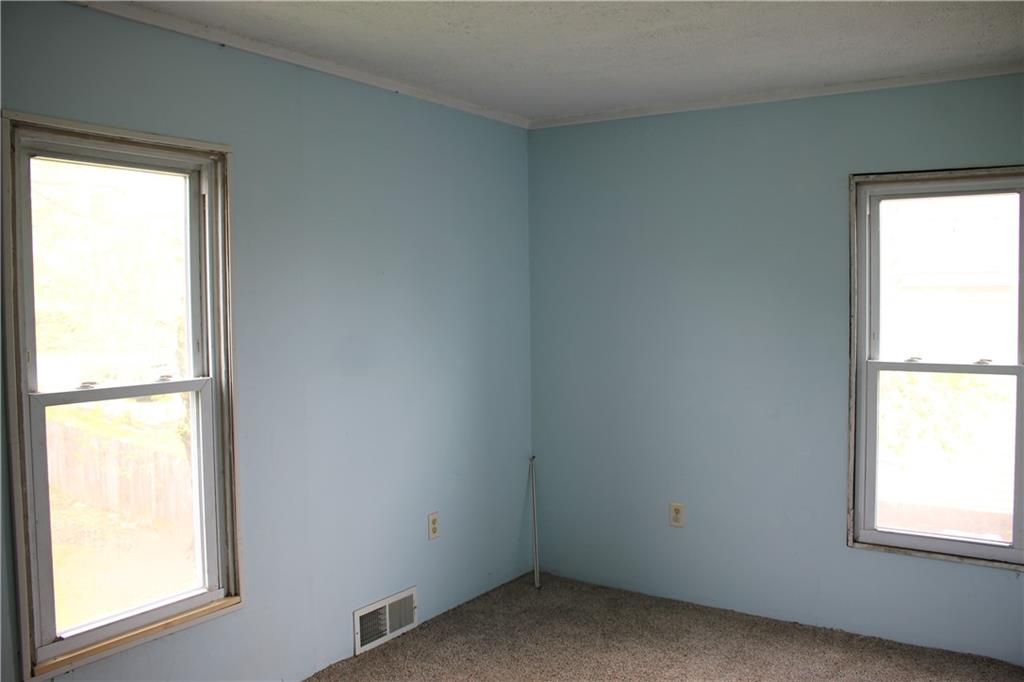 812 5th Street Rochester, PA 15074 - Photo 7 of 13 a room that has a window