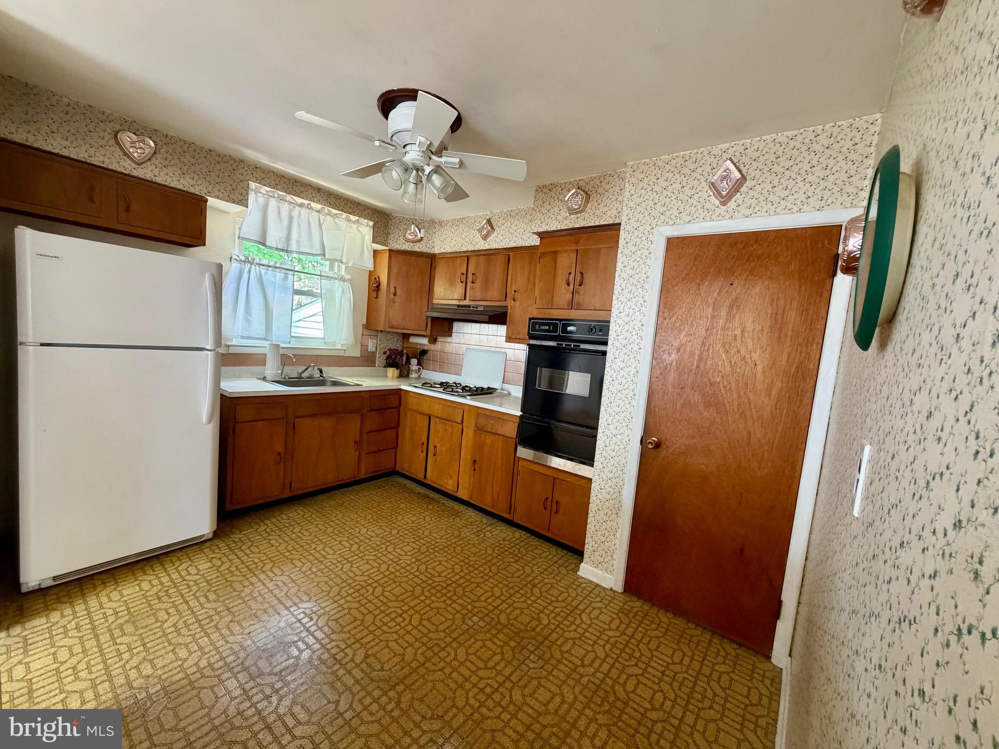 1258 Tulip Road Warminster, PA 18974 - Photo 6 of 22 Kitchen includes refrigerator