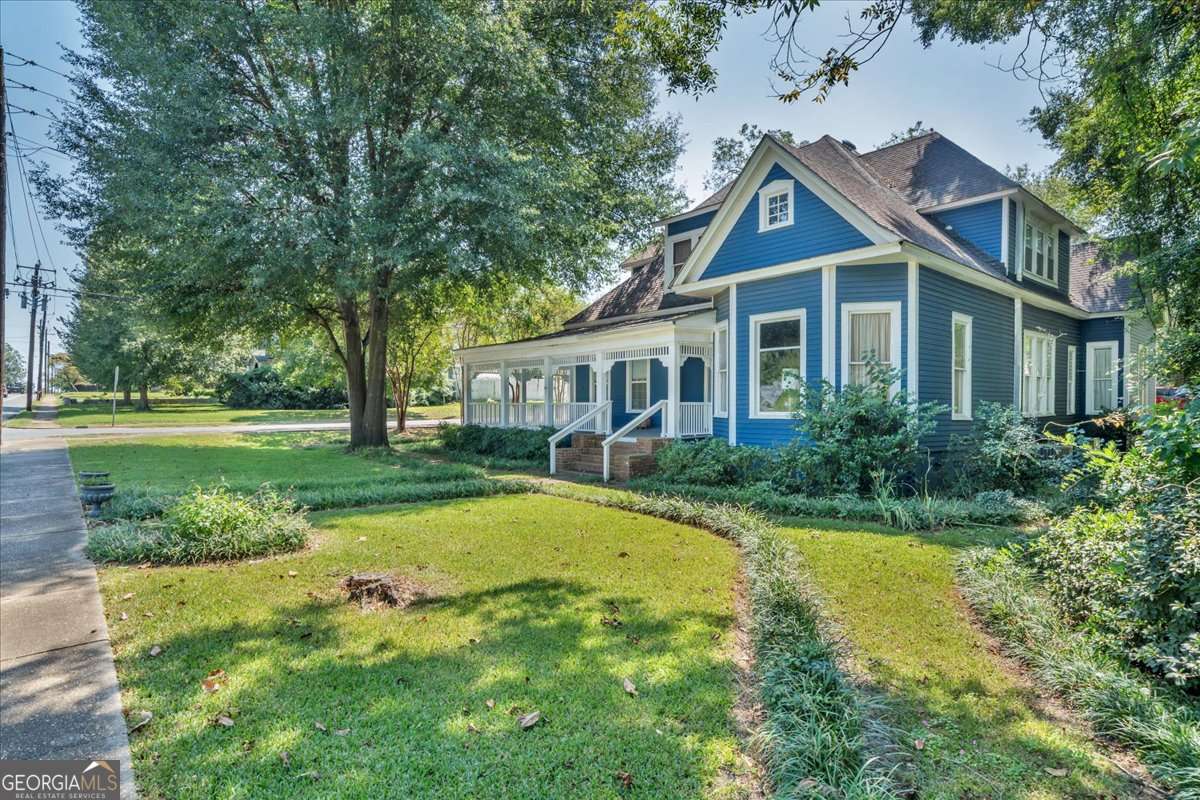 212 East Union Street Vienna, GA 31092 - Photo 58 of 62 a front view of a house with yard and green space