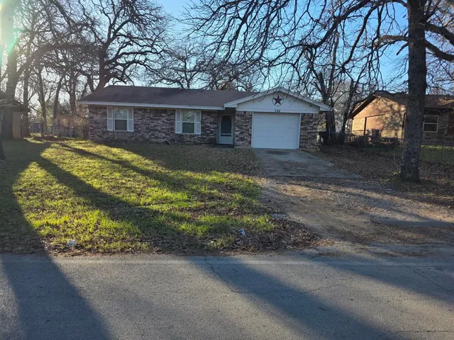 $1,750 | 136 Richard Lane, Azle, TX 76020
